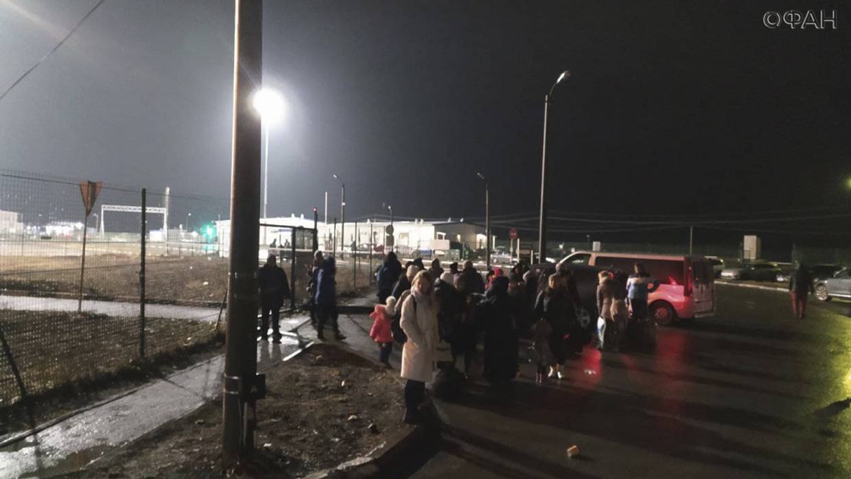 Бегущие от войны: корреспондент ФАН встретил первые автобусы с беженцами на границе ДНР и Ростовской области