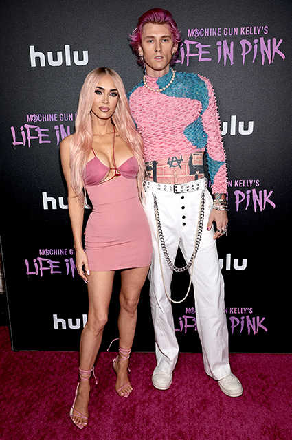 В стиле Барби и Кена: Меган Фокс и Колсон Бэйкер в розовых нарядах посетили премьеру в Нью-Йорке Звездные пары