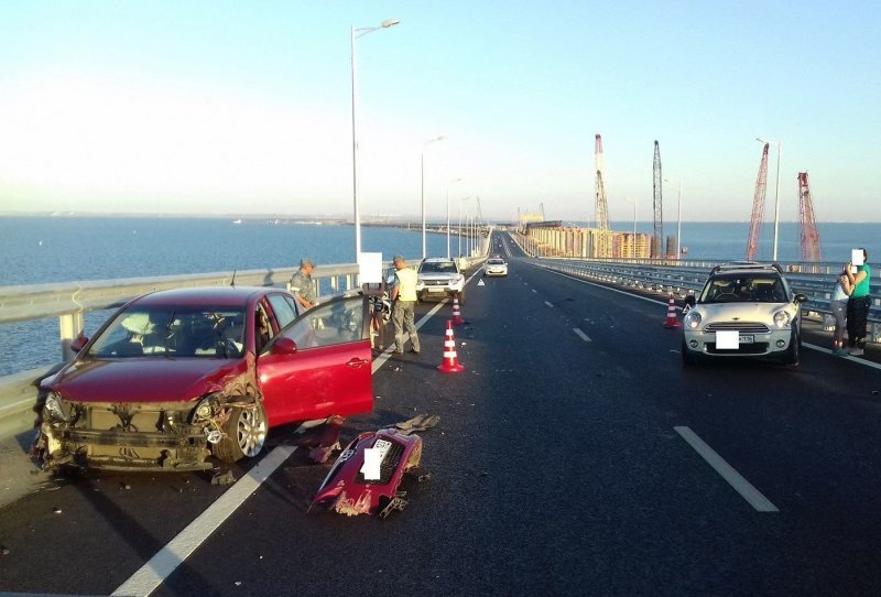 Авария дня. Любительница селфи попала в ДТП на Крымском мосту авария, авария дня, авто, авто авария, видео, дтп, женщина за рулем, селфи