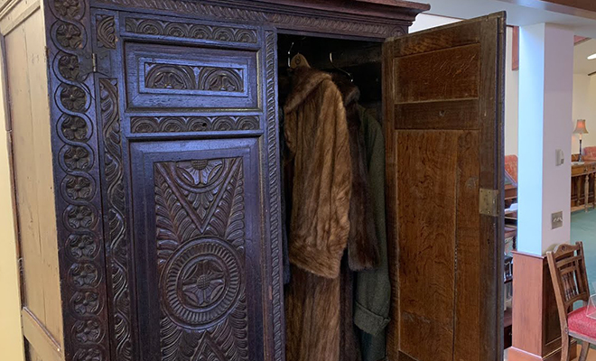 Женщина заглянула в шкаф в номере отеля и за вешалкой нашла скрытый проход, ведущий в тоннель