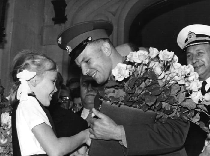 Английская девочка дарит цветы Гагарину у советского посольства в Лондоне, 11 июля 1961 г. | Фото: marieclaire.ru