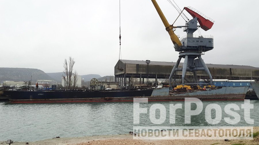 ForPost - Новости : В Севастополе разделывают корвет ВМСУ «Луцк»