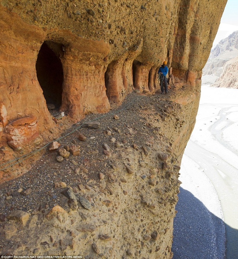 Загадка Небесных пещер Непала: как люди попадали в гроты на высоте 50 метров Путешествия,фото