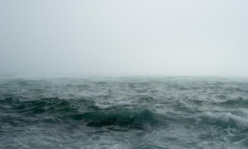 Спасатели пришли на помощь двоим рыбакам, которых уносило в Белое море
