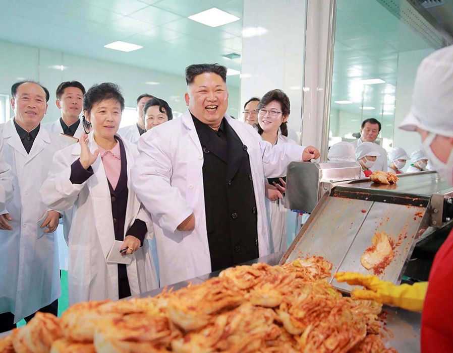 Ким Чен Ын с инспекцией на фабрике кимчи