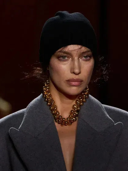 Неделя моды в Милане: Ирина Шейк вышла на подиум в пальто на 