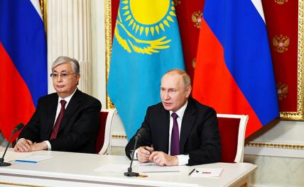 На фото: президент РФ Владимир Путин и президент Казахстана Касым-Жомарт Токаев (справа налево).