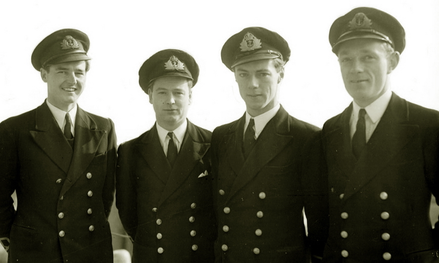 ​Командиры британских торпедных катеров. Первый слева стоит лейтенант-коммандер Дерек Райт - Последнее военное лето в Северном море | Warspot.ru