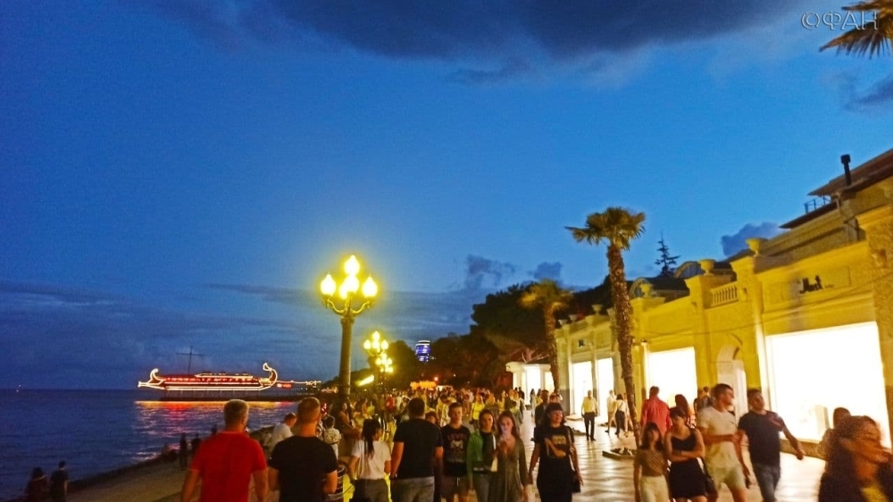 Ночная Ялта восхитила туристов, приехавших в Крым на отдых впервые Общество