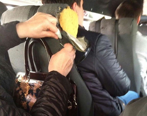 Жительница Дагестана по дороге зашила сиденье в маршрутке дагестан, добро, история, маршрутка, россия, человек