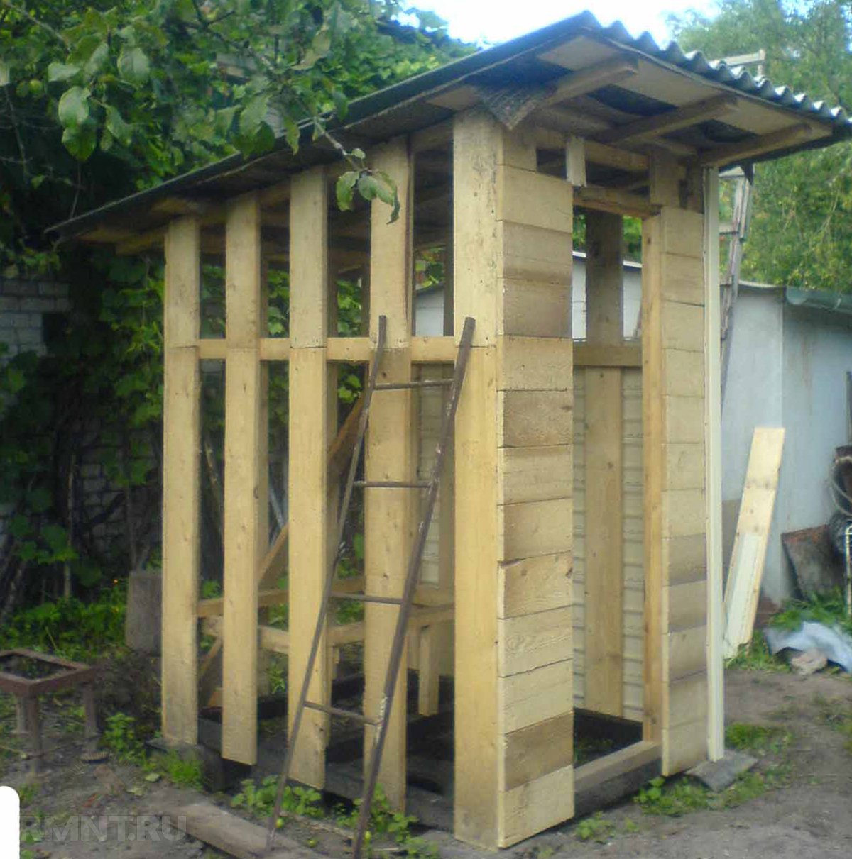 Как построить туалет на даче своими руками