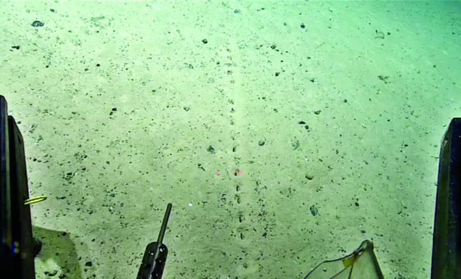 На глубине 4 километра посреди Атлантики найдены одинаковые отверстия. Они квадратной формы и расположены линией