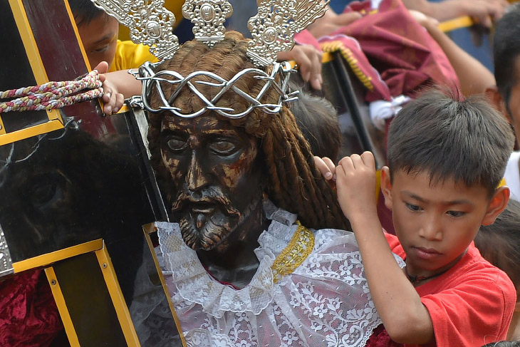 Шествия со статуей «Черного Назарянина» по улицам Манилы