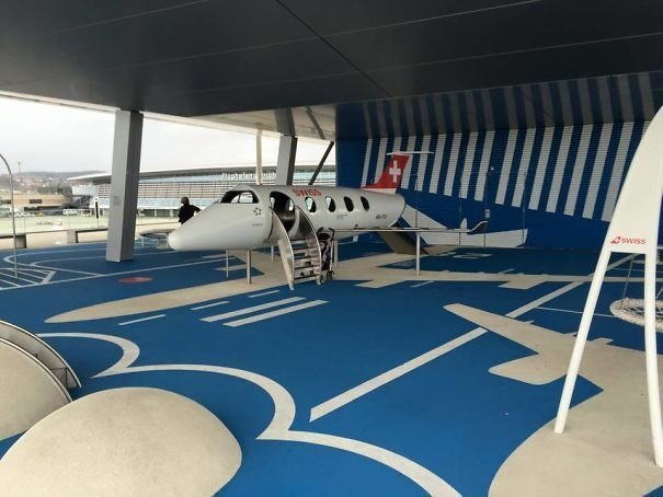 Игровая площадка для детей в виде миниатюрного аэропорта, Цюрих, Швейцария аэропорт, в мире, интересное, креатив, подборка, самолет, удобно, фото