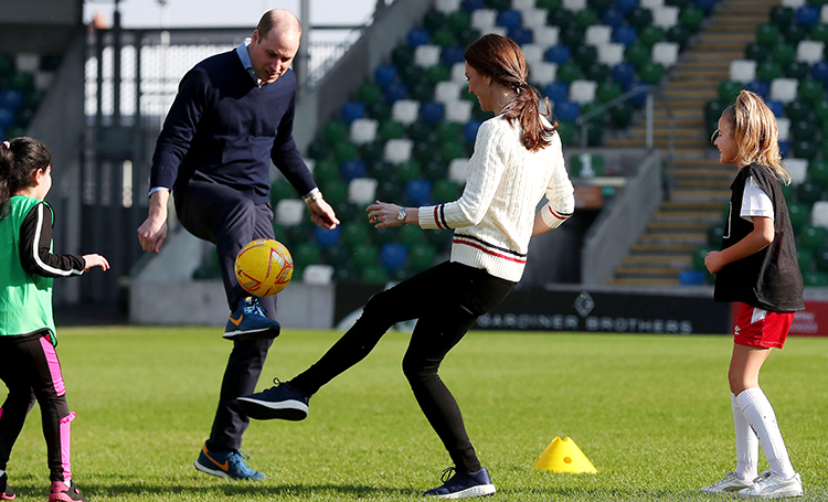 Кейт Миддлтон сыграла с принцем Уильямом в футбол на стадионе в Ирландии Кейт Миддлтон сыграла с принцем Уильямом в футбол на стадионе в Ирландии Монархи / Британские монархи
