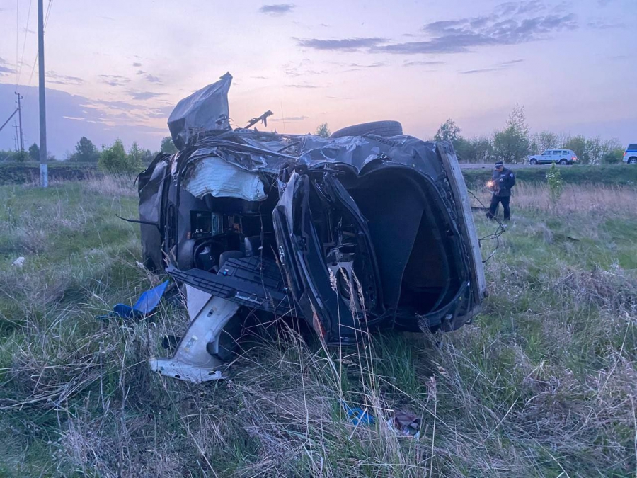 Два человека погибли в перевернувшейся машине в Саратовской области