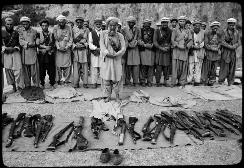 Афганские моджахеды во время намаза. Афганистан. Война в Афганистане. 1980-е. интересно, история, фото