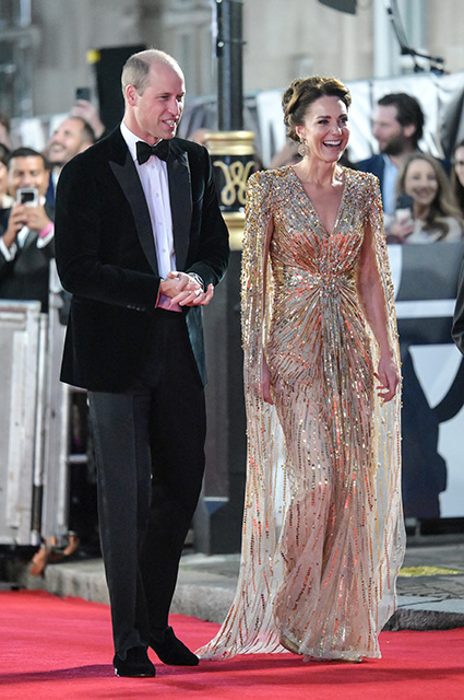 В сети сравнивают образы Кейт Миддлтон и принцессы Дианы на премьерах фильмов о Джеймсе Бонде Монархии