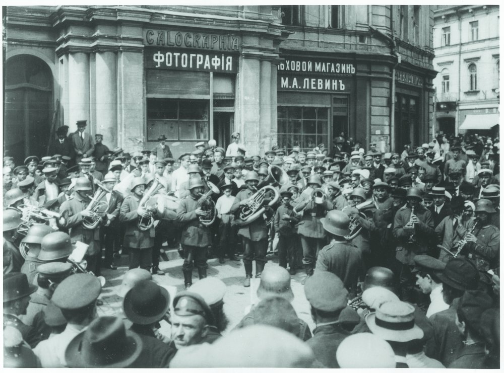 Немецкий военный оркестр у киевской городской думы. 1918 г.