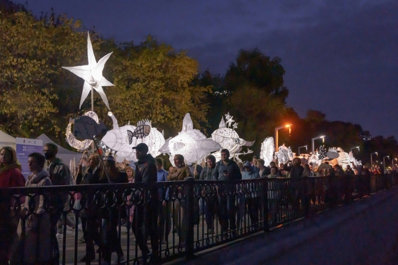 Шествие гигантских светящихся голов устроят на фестивале «Алушта.Green 2021»