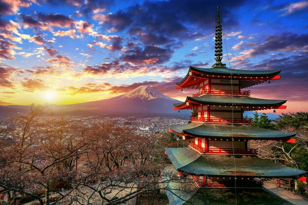 Пагода chureito и гора фудзи на закате в японии. Бесплатные Фотографии
