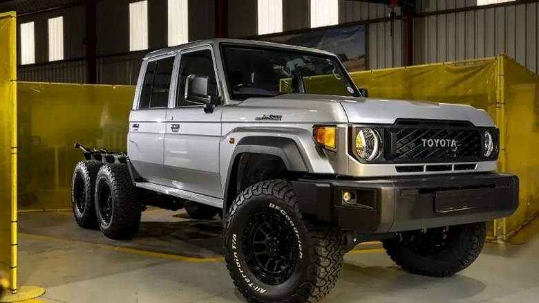  «новому старому» Land Cruiser 79 добавили третий мост и два дополнительных колеса