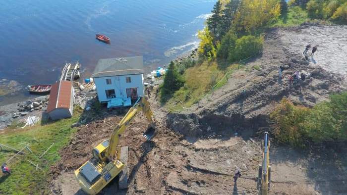 Семейная пара из Канады перевезла 100-летний дом по воде на другой берег архитектура,ремонт и строительство