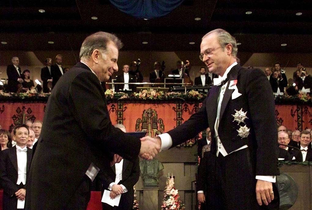 С королем Швеции Карлом XVI Густавом во время вручения Нобелевской премии по физике, 2000 год AP Photo/Jonas Ekstromer/Pressens Bild