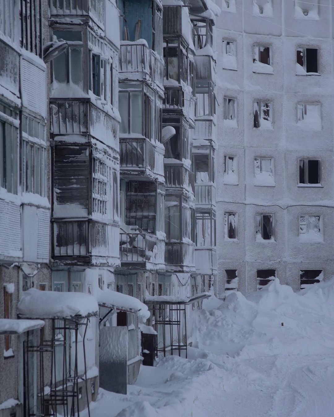 Атмосферные снимки, сделанные в городах постсоветского пространства Арсений, Котов, супрематические, постройки, гдето, степи, уютные, дворики, выглядящие, высоты, тоскливые, такие, родные, «человейники», Своими, работами, делится, Instagram, более, подписчиков