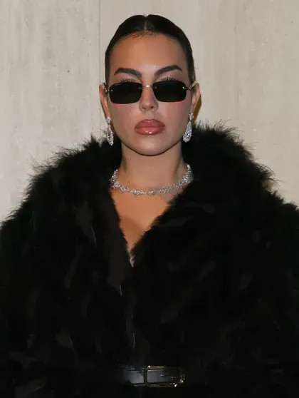 Неделя моды в Милане: Деми Мур в новом образе, Рената Литвинова с дочерью, Арина Соболенко и Кейт Мосс на показе Gucci Версаче, Донателла, Литвинова, Gucci, Милане, Арина, Рената, чёрной, Ромео, многие, пришла, Соболенко, Демны, экстремистской, организацией, коллекции, Пэрис, показ, ФеррариEsDeeKidПо, подиуму