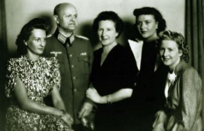Три сестры Браун с родителями / Фото: alamy.de