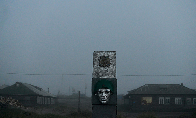 Аномальный поселок в Арктике: деревню Шойна поглотила пустыня, но люди продолжают жить в домах наполовину в песке Шойна, пустыни, сотни, Стоящее, начала, завод, консервный, полностью, прилив, сильный, угасать, стремительно, белухВыловив, рыболовецкий, покинули, переключились, затем, камбалу, морскую, пикшу