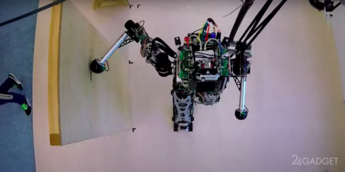 Двуногие роботы LOLA научились помогать себе «руками» при движении