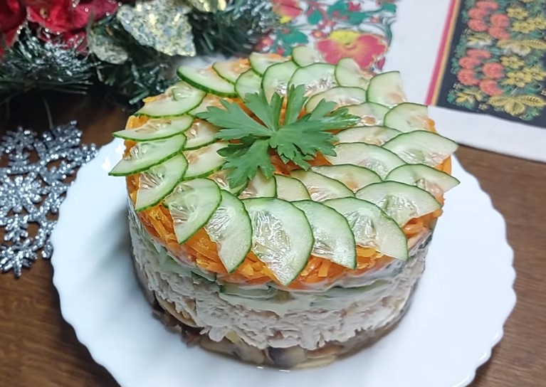 Салат с курицей, грибами и морковкой по-корейски. Просто, вкусно и сытно.