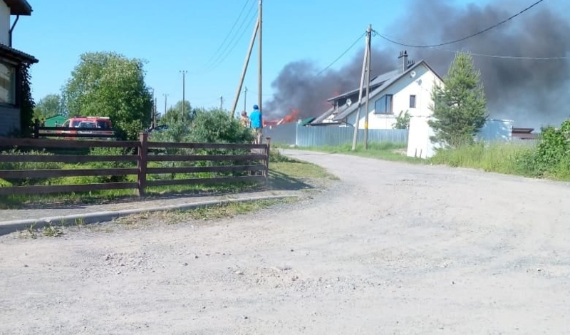 «Сгорело все»: за страшным пожаром наблюдали горожане с набережной Петрозаводска