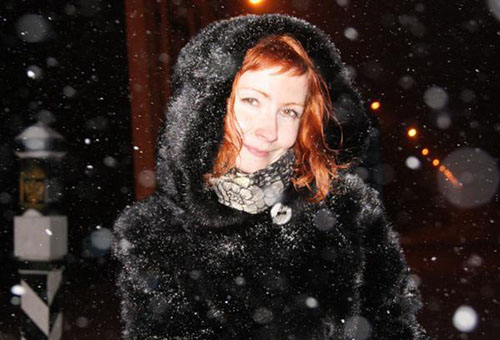 Женщина в норковой шубе под снегопадом