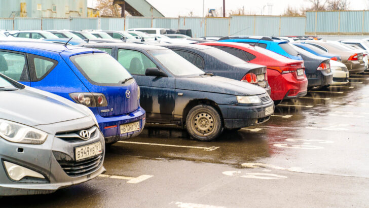 Россиянам начали предлагать дешевые автомобили с пробегом. Что произошло