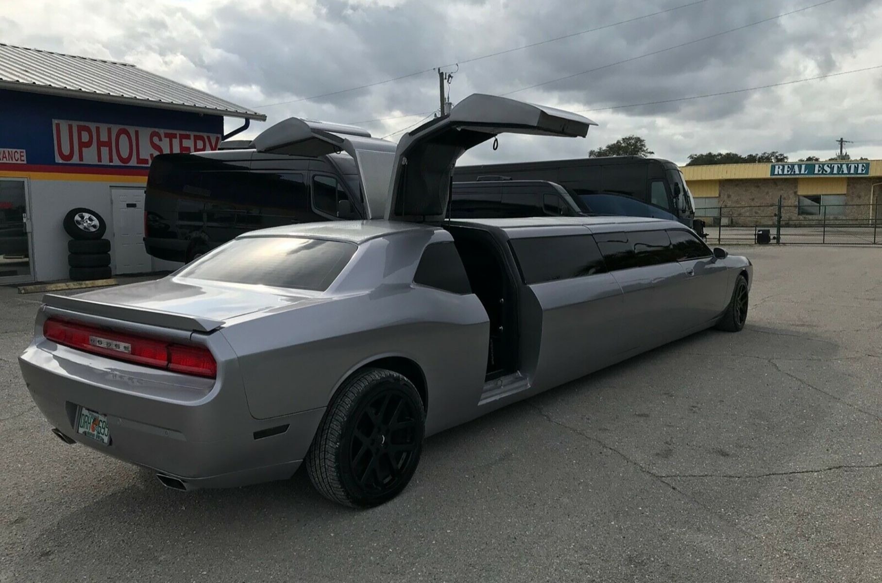 Посмотрите на лимузин Dodge Challenger с дверями в стиле «крыло чайки» Посмотрите на лимузин Dodge Challenger с дверями в стиле «крыло чайки» Новости