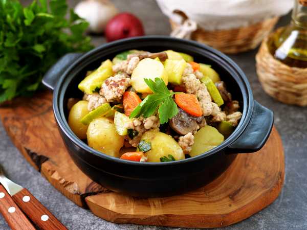 Тушеный молодой картофель с фаршем, кабачками и грибами, рецепт с фото