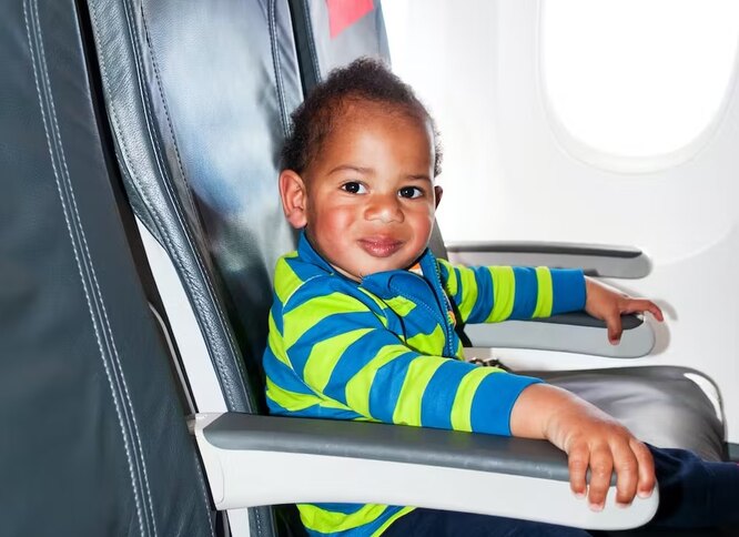 Взволнованный малыш сидит в кресле у окна в самолете Для того чтобы он запомнил этот волнующий опыт, должно произойти много событий