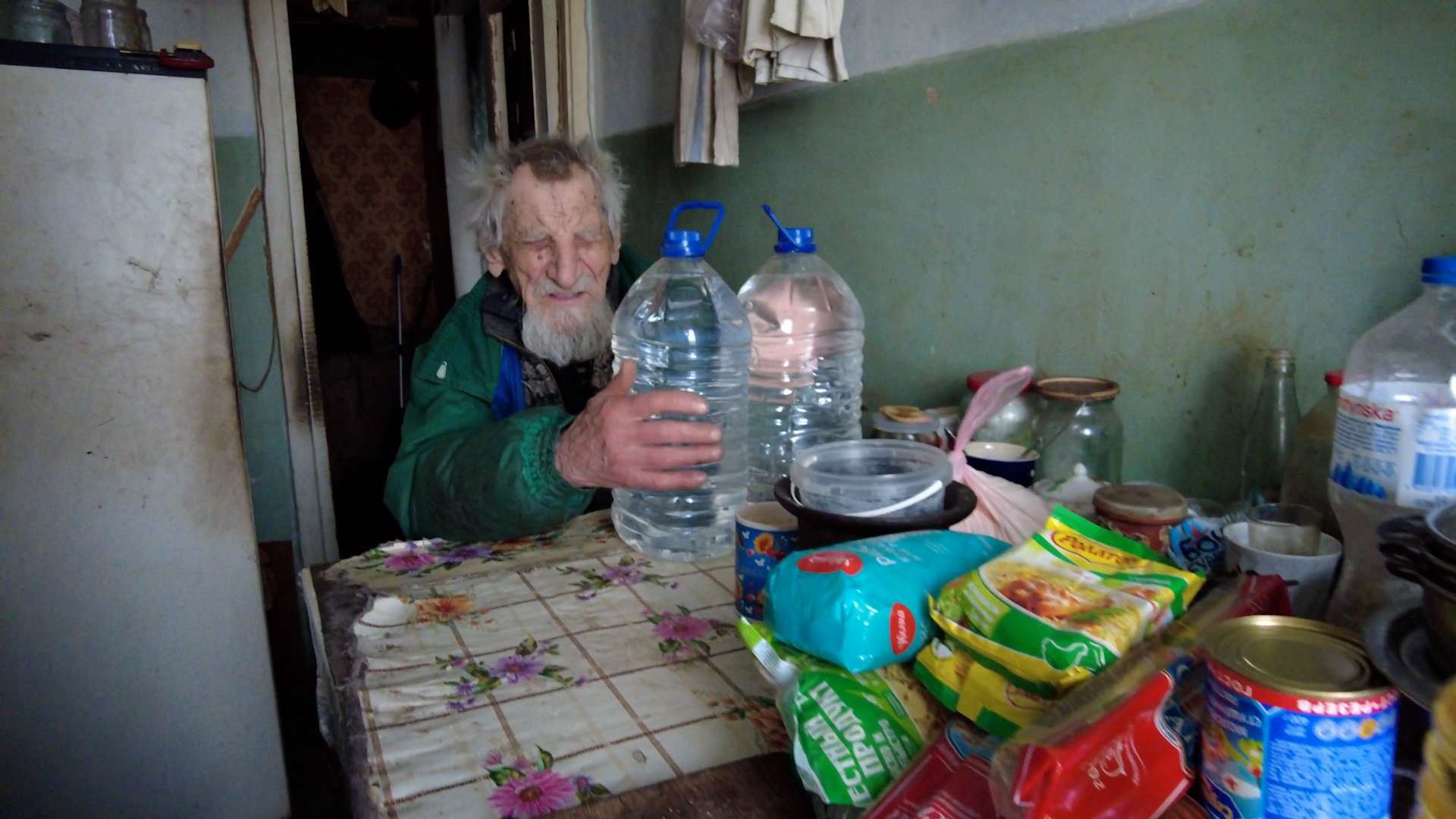 Ветеранам ВОВ в Мариуполе доставляют гуманитарную помощь домой Видео,Репортажи,ФАН-ТВ