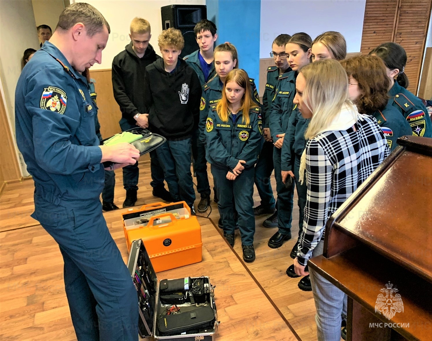 Ржевскую пожарно-спасательную часть № 12 посетили учащиеся кадетского класса МЧС