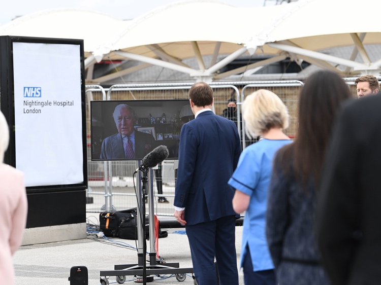 Открыл госпиталь, не выходя из дворца: принц Чарльз провел первое мероприятие британской короны в режиме онлайн Монархи,Британские монархи