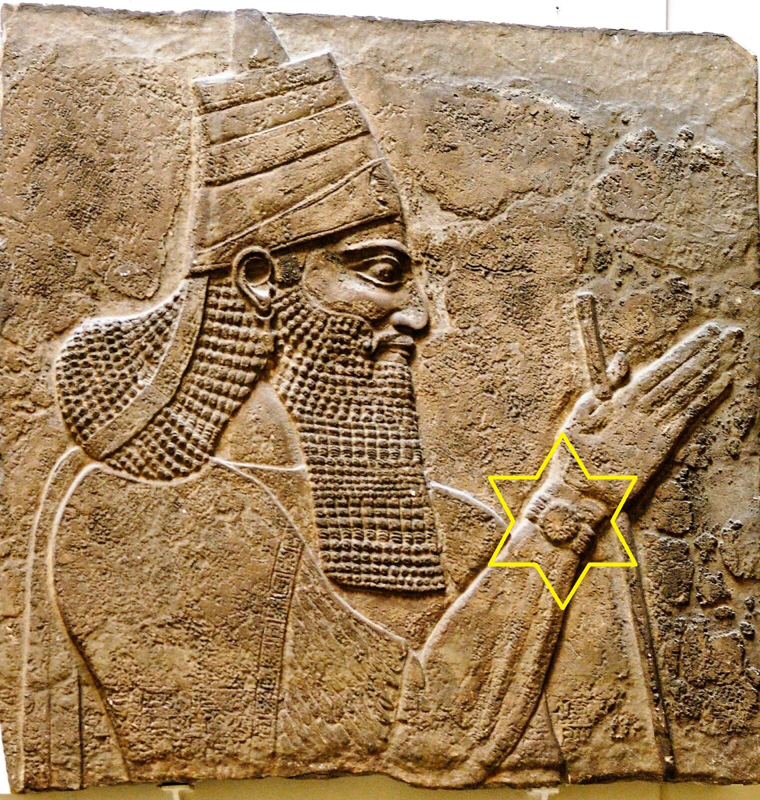 На фреске с изображением ассирийского царя нашли наручные часы из 20 века империи, всего, только, право, ученые, считают, историки, которых, наручные, фреске, изображен, Ассирийской, Ассирией, побеждать, существом, дворец, мифическим, рядом, правитель, джины