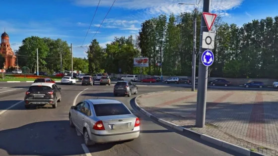 В ГАИ разъяснили, какой поворотник по правилам обязан включить водитель при въезде на круг