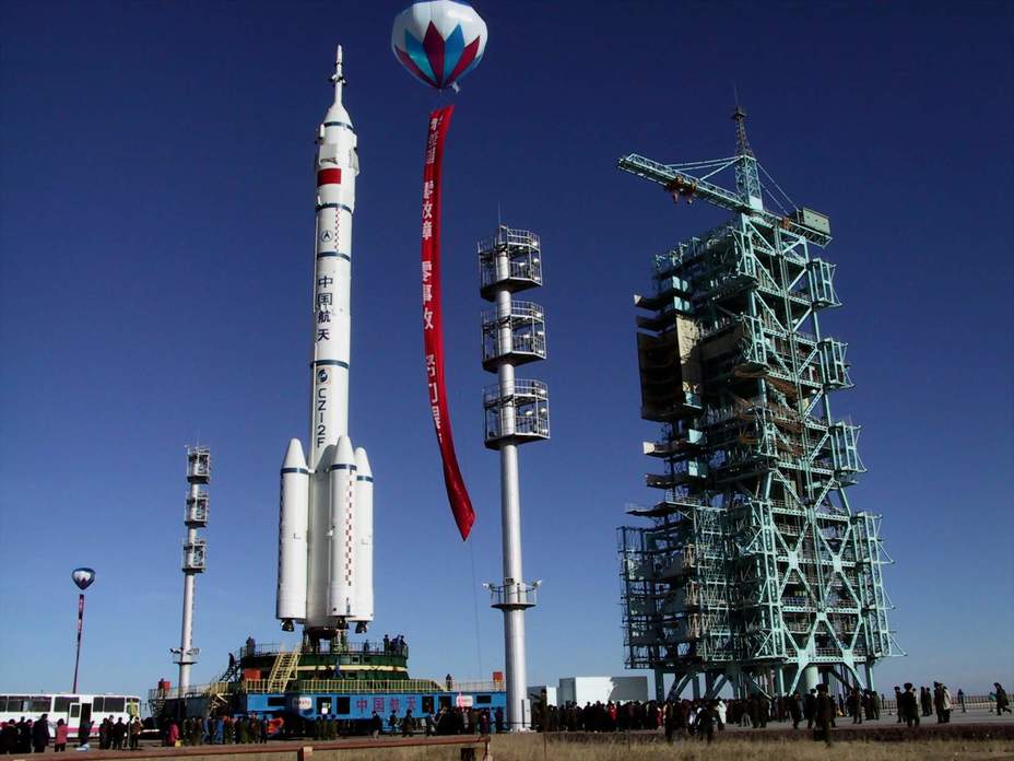 ​Ракета-носитель «Чанчжэн-2Ф» с космическим кораблём «Шэньчжоу-5» на стартовом комплексе космодрома Цзюцюань chinaspaceflight.org - «Божественный корабль» | Warspot.ru