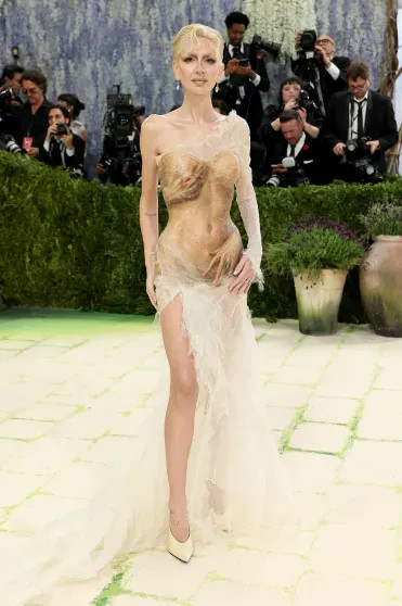 10 самых странных образов Met Gala: Люк Эванс в 