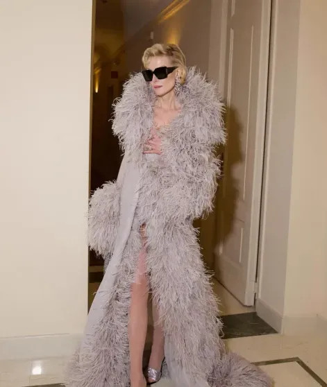 Рената Литвинова в платье с перьями посетила показ Gucci ЛитвиноваРената, Gucci, Литвинова, Рената, своего, показала, посетила, показ, Актриса, кожаной, которую, декольте, блузе, 59летняя, пальто, синем, брошь, позировала, показа, незадолго