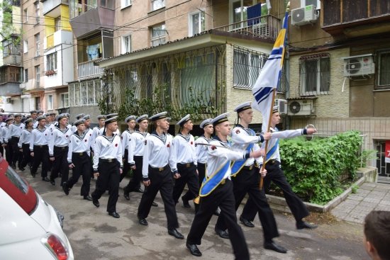 «Еще не все потеряно»: в Одессе военный оркестр ВМС Украины сыграл «День Победы» под окнами ветерана ВОВ