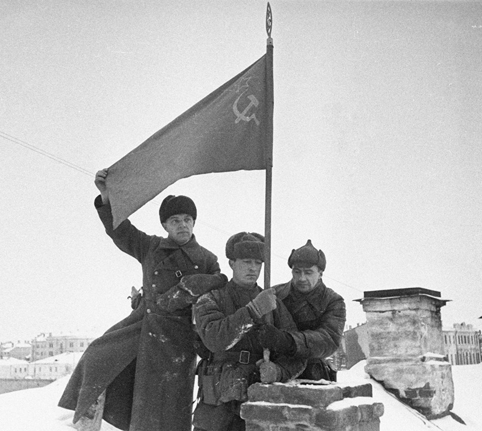 Солдаты водружают советское Знамя в городе Калинине
